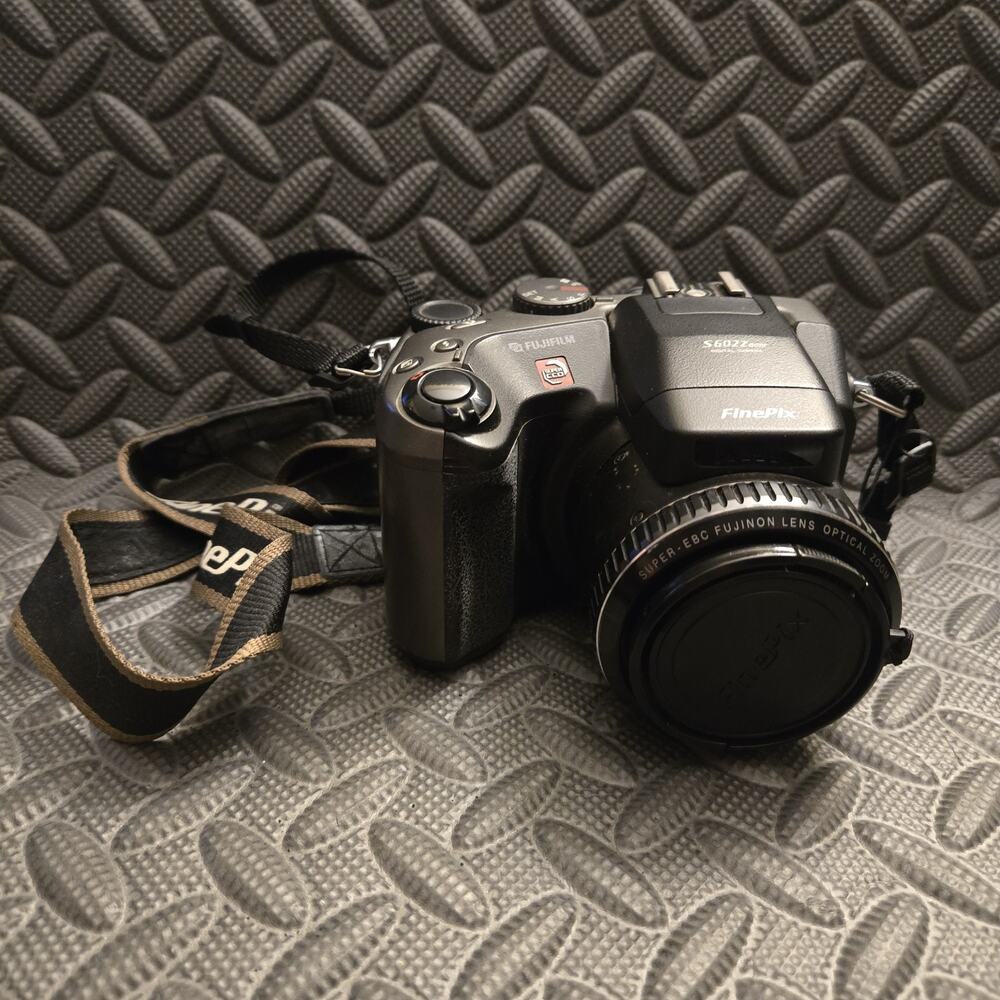Fujifilm FinePix S602 Zoom Digital Camera with AC Adapter, CF Card, Case & Box